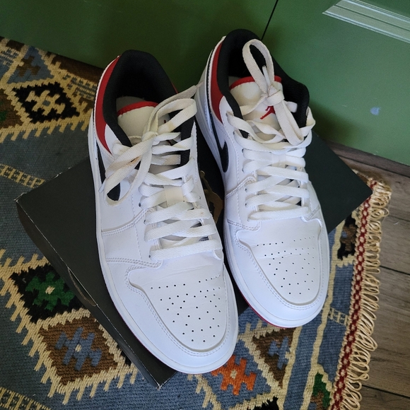 Nike Air Jordan 1 Low - Picture 2 of 4